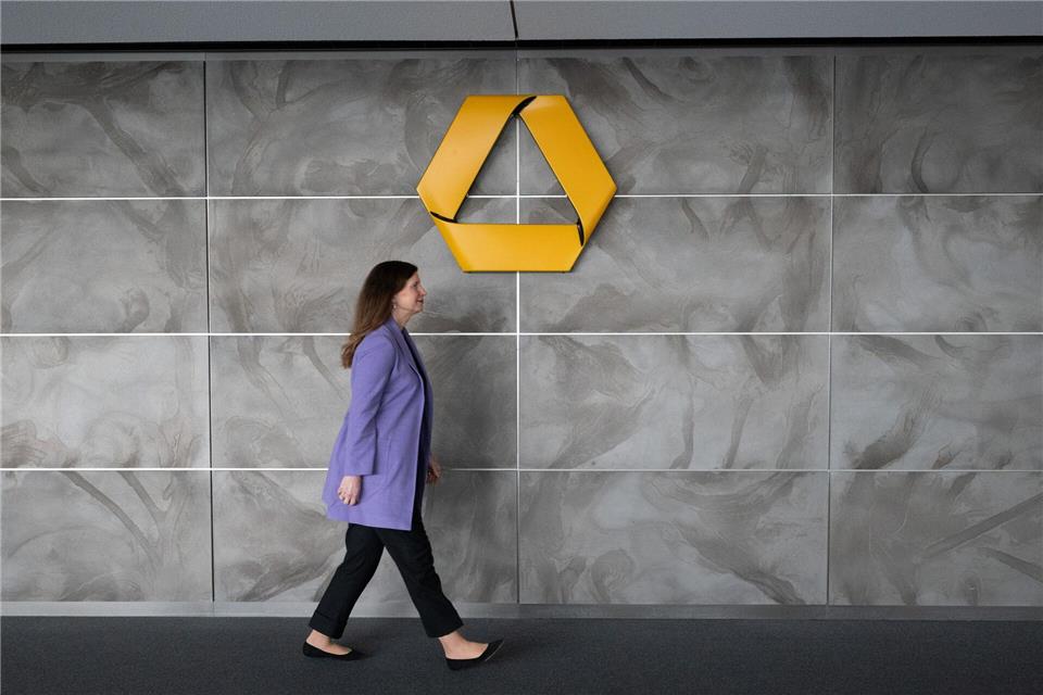 Wollte die Eigenständigkeit der Commerzbank retten und sucht nun das Gespräch mit der Großaktionärin Unicredit für eine gemeinsame Lösung: Commerzbank-Chefin Bettina Orlopp. (Archivbild)Boris Roessler/dpa