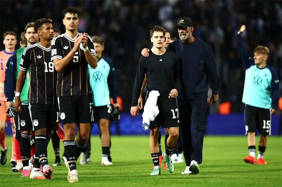 Wollte nicht groß meckern: Jürgen Klopp (vorn r.). Christian Charisius/dpa