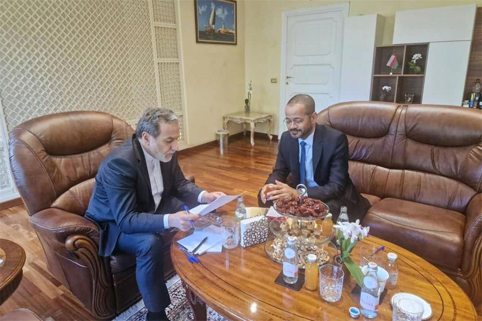 Wollten sich ursprünglich im Oman treffen: Irans Außenminister Abbas Araghtschi (l) und sein omanischer Amtskollege Badr al-Busaidi. (Archivbild)Uncredited/Iranian Foreign Ministry/AP/dpa
