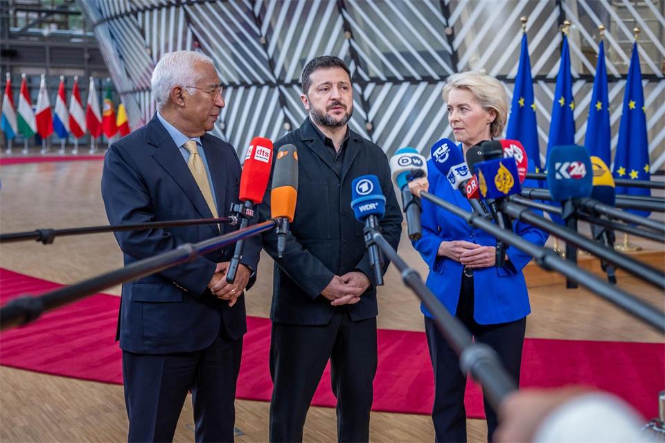 Wolodymyr Selenskyj (M), Präsident der Ukraine, António Costa, Präsident des Europäischen Rates, und Ursula von der Leyen, Präsidentin der EU-Kommission, sprechen mit Journalisten als sie zum EU-Gipfel eintreffen.Michael Kappeler/dpa