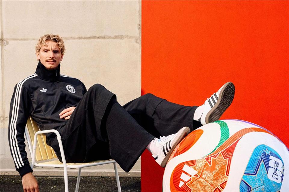 Nagelsmanns wichtige Quali-Woche beginnt ohne Woltemade Woltemade posiert lässig mit dem übergroßen Modell des WM-Balls. ---/Adidas/dpa