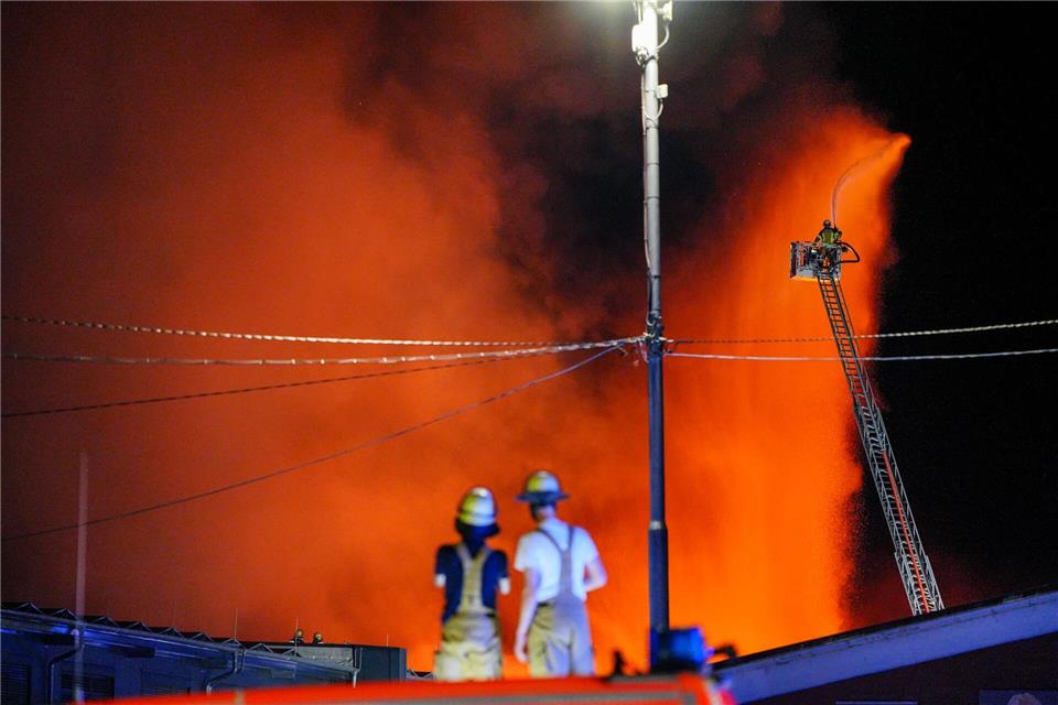 Womöglich ist die Feuerwehr noch bis zum Wochenstart im Einsatz.Enrique Kaczor/dpa