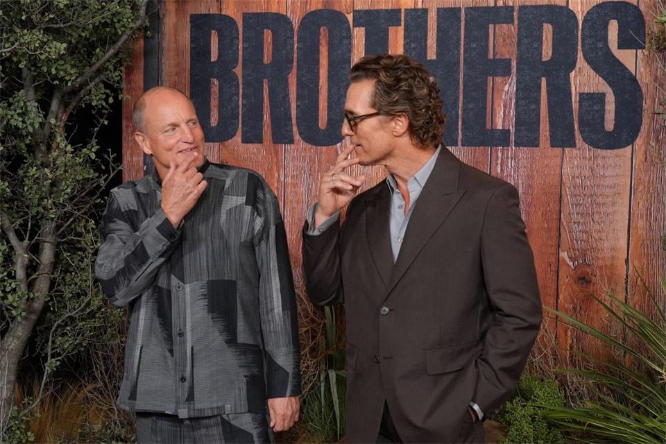 Woody Harrelson (l) und Matthew McConaughey sind auch im echten Leben enge Freunde.Chris Pizzello/Invision/AP/dpa
