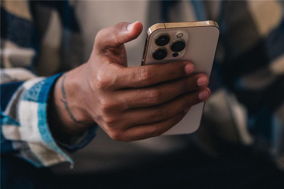 Worauf man beim Kauf eines Refurbished-Smartphones achten sollte? Dass es noch lange Updates vom Hersteller erhält.Zacharie Scheurer/dpa-tmn