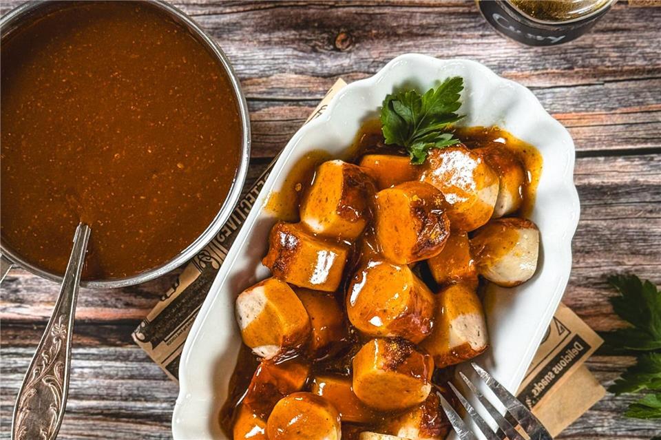 Worcestersauce, Tomatenketchup, Cola: All das bringt Geschmack in die Currysoße von Anja Würfl. Wichtig, damit sie schön karamellig wird? Genug Zeit auf dem Herd! Anja Würfl/Die Frau am Grill/dpa-tmn