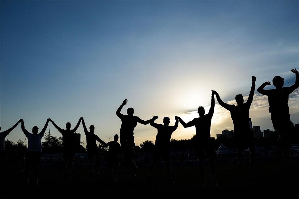 World Games 2025 - deutsche Spieler feiern nach gewonnenem Halbfinale im FaustballTenzin Nyida/XinHua/dpa