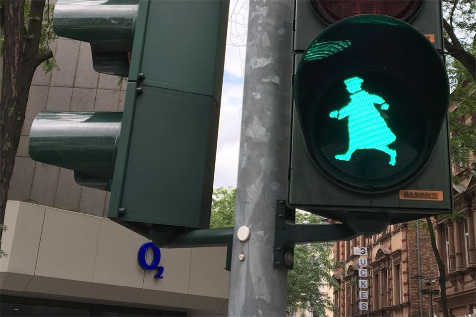 Worms feiert den berühmten Reformator Martin Luther mit einer Ampel. (Archivbild)Jasper Rothfels/dpa