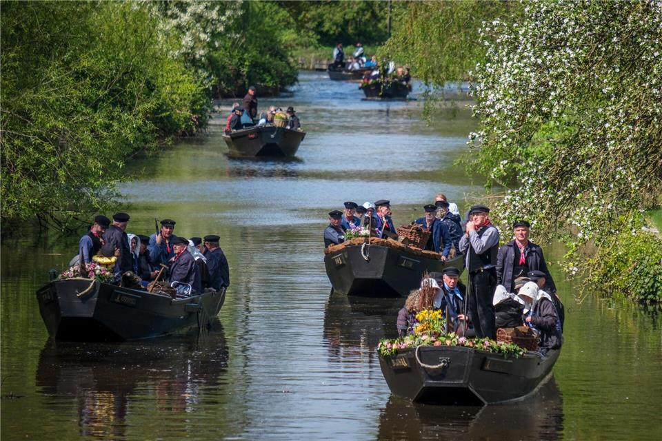 Worpswede/Bremen: Torfkahnarmada fährt alle drei Jahre über die Kleine Wümme zur HansestadtFocke Strangmann/dpa