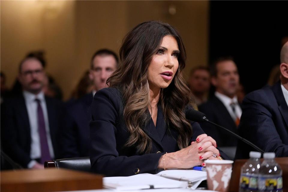 Worum geht es der US-Regierung bei Angriffen auf angebliche Drogenboote und der Beschlagnahmung von Öltankern in der Karibik wirklich? US-Heimatschutzministerin Kristi Noem lässt eine Antwort erkennen.Mark Schiefelbein/AP/dpa