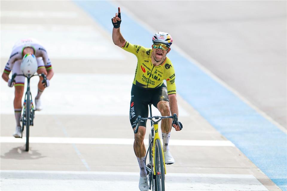 Wout van Aert (r) kann bei der Tour nur zuschauen. (Archivbild)Jean-Francois Badias/AP/dpa