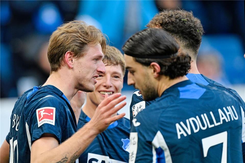 Wouter Burger (l.) darf sich zum 1:0 beglückwünschen lassen.  Uwe Anspach/dpa