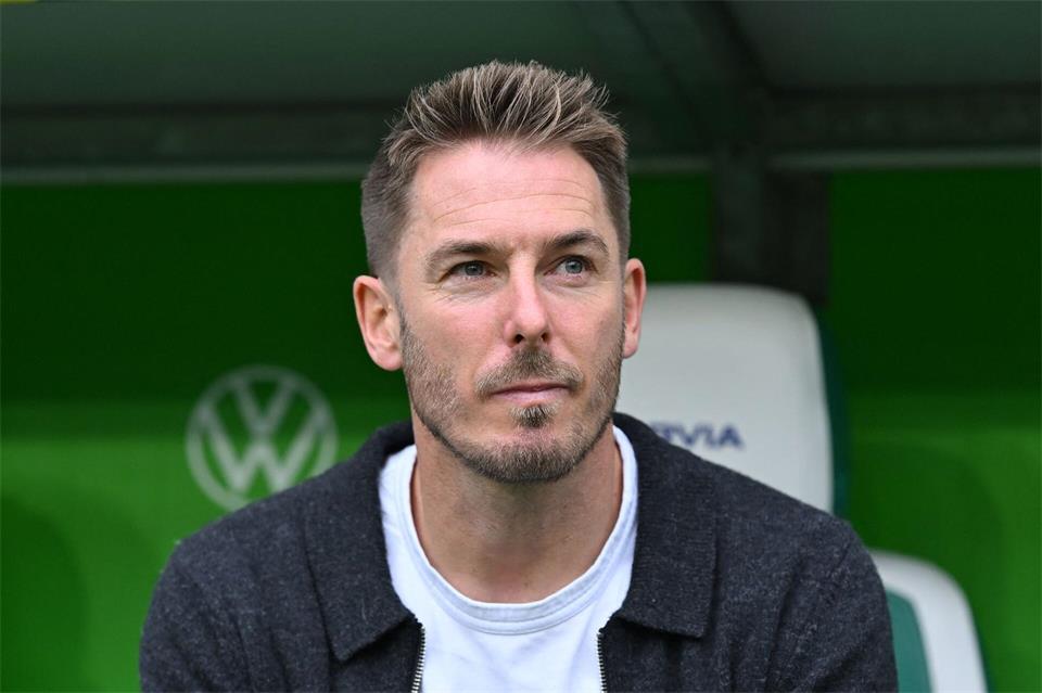 Wünscht seinem Bochumer Kollegen Uwe Rösler alles Gute: Wolfsburgs Trainer Tobias Strobl. (Archibild) Swen Pförtner/dpa