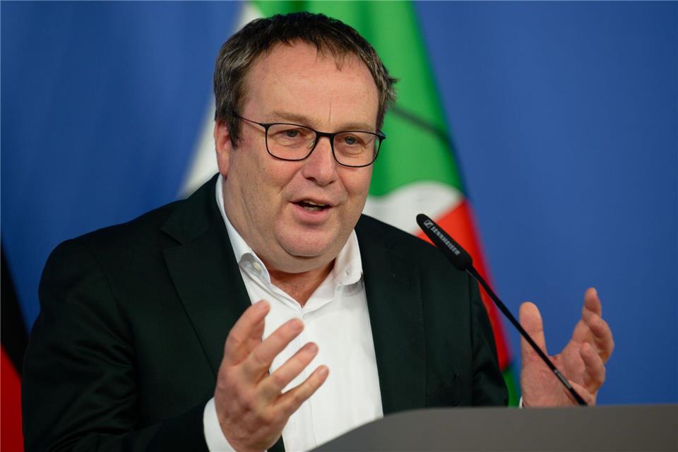 Wünscht sich von den Städten mehr Vorgaben für die Mietwagenbranche: NRW-Verkehrsminister Oliver Krischer (Grüne). (Archivbild)Henning Kaiser/dpa