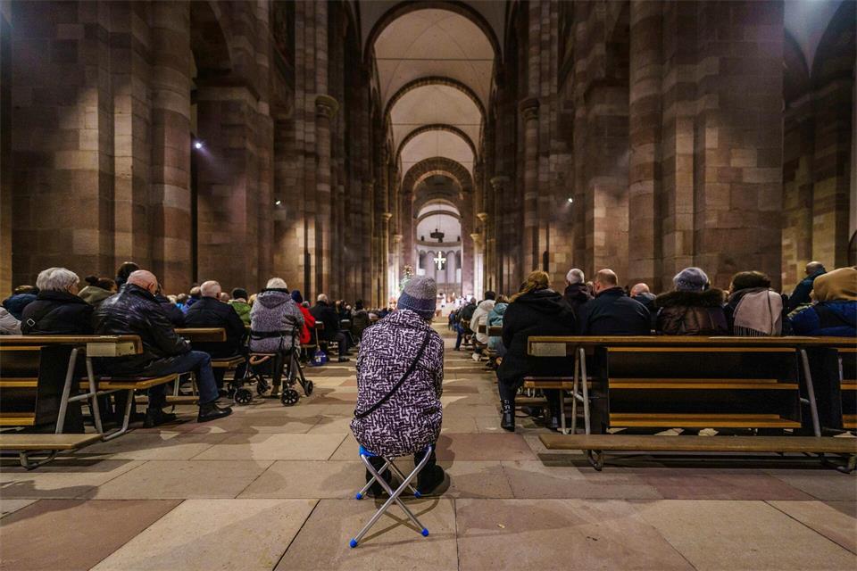 Würdiges Benehmen und seriöse Kleidung sieht die Kirchenverwaltung gerne. (Symbolbild)Andreas Arnold/dpa