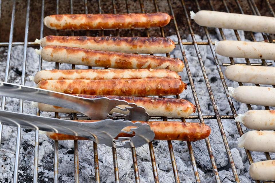 Würstchen gehören zu den Klassikern unter dem Grillgut. (Archivbild)Patrick Pleul/dpa