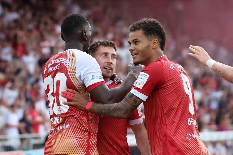 Würzburg feiert die Rückkehr in die dritte Liga.Karl-Josef Hildenbrand/dpa