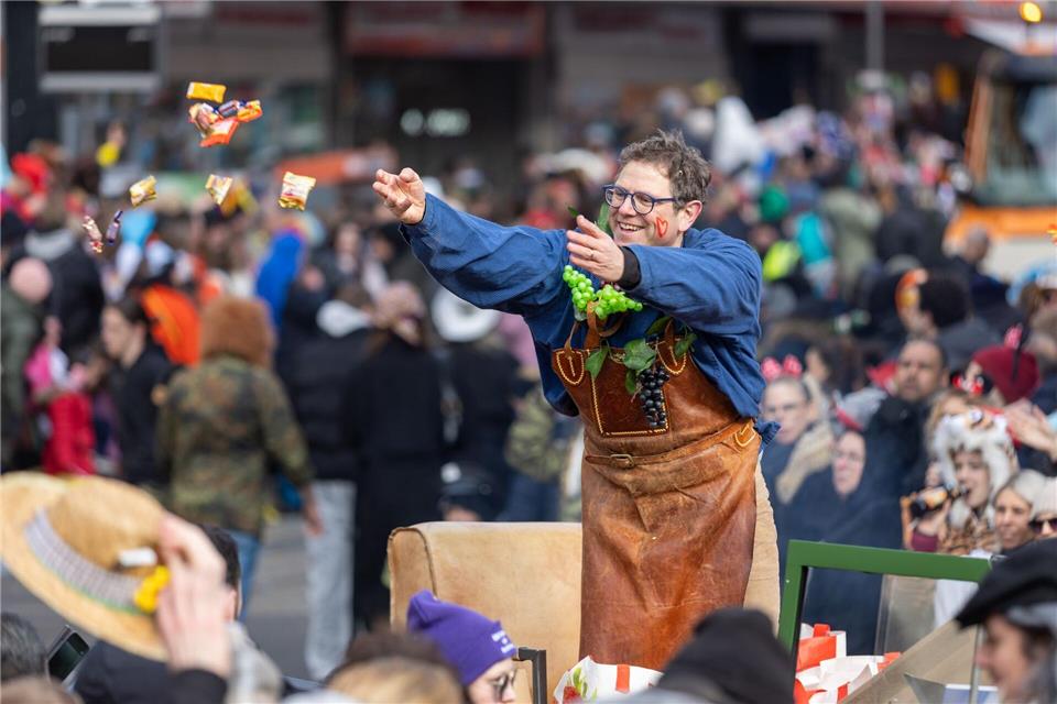 Würzburgs OB Heilig verteilte Kamelle ans Volk.Julien Becker/dpa