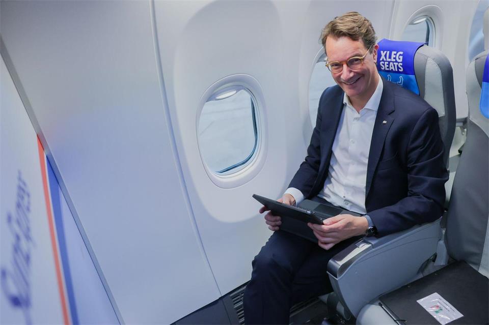 Wüst brach am Morgen mit einer großen Delegation in einem Linienflieger von Düsseldorf nach Ankara auf.Rolf Vennenbernd/dpa