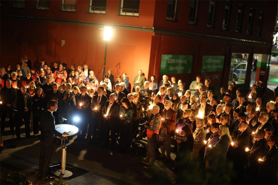 Wüst erinnerte an die Opfer des Anschlags. Christoph Reichwein/dpa