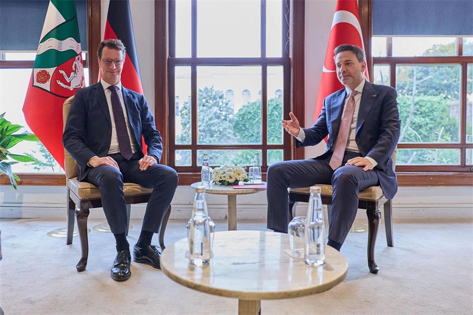 Wüst (l.) beendet heute seine dreitägige Türkei-Reise.Rolf Vennenbernd/dpa