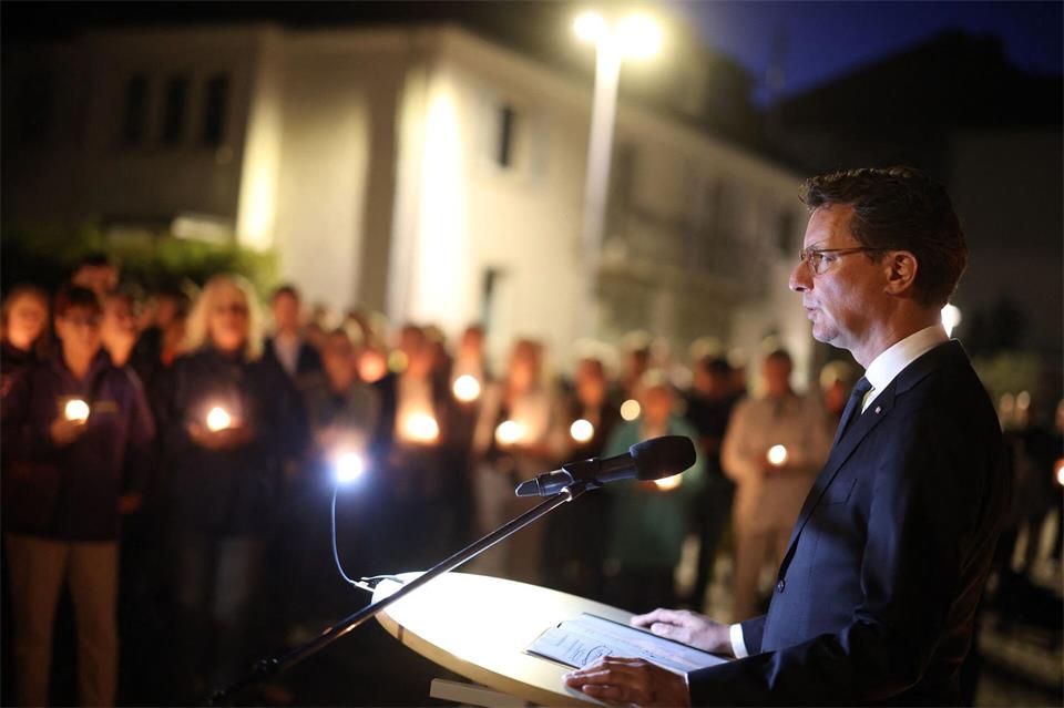 Wüst sprach während einer Gedenkveranstaltung für die Opfer des islamistischen Terroranschlags. Christoph Reichwein/dpa