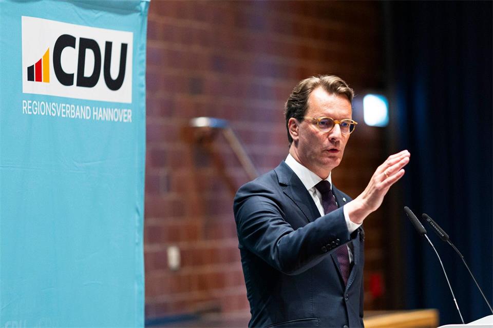 Wüst wirbt für eine neue Arbeitsgruppe, die den weiteren Umgang mit der AfD prüfen soll.Michael Matthey/dpa