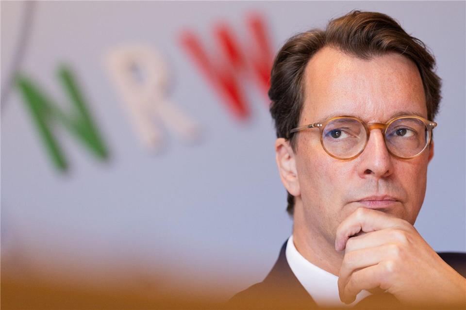 Wüst zählt seine Erfolge auf, gibt aber zu, dass in NRW noch viel zu tun ist. Rolf Vennenbernd/dpa
