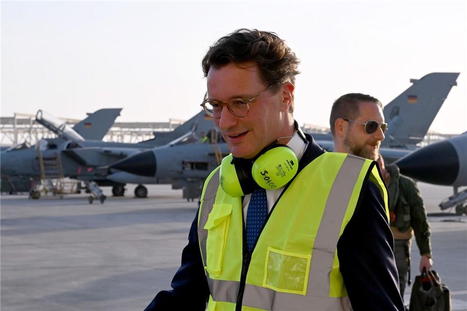 Wüst zeigte sich beeindruckt von der Arbeit der Soldaten mitten in der Wüste.Wolf von Dewitz/dpa