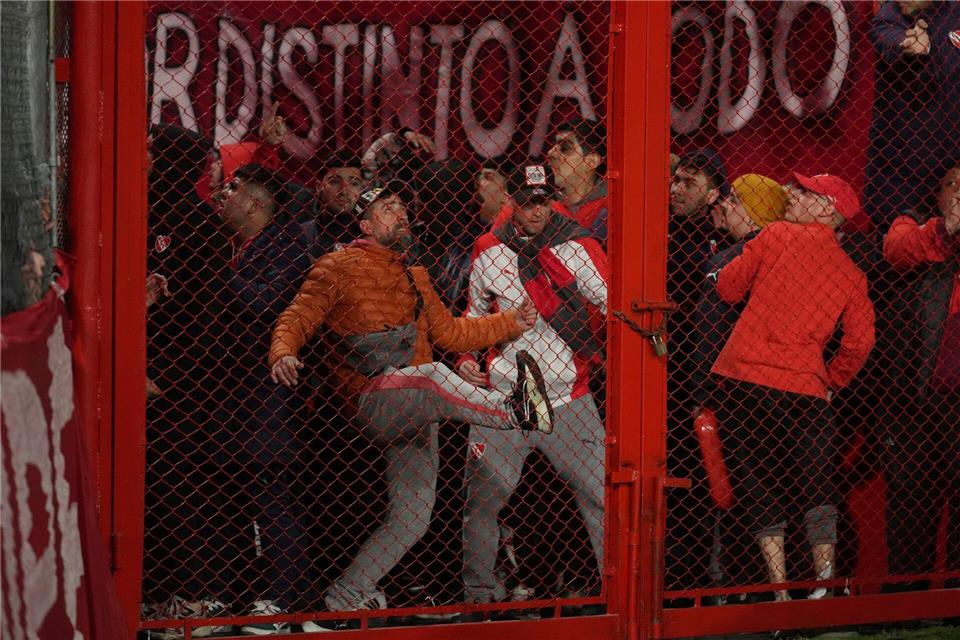 Wütende Fans: Bei der Copa Sudamericana kam es zu Auseinandersetzungen.Gustavo Garello/AP/dpa