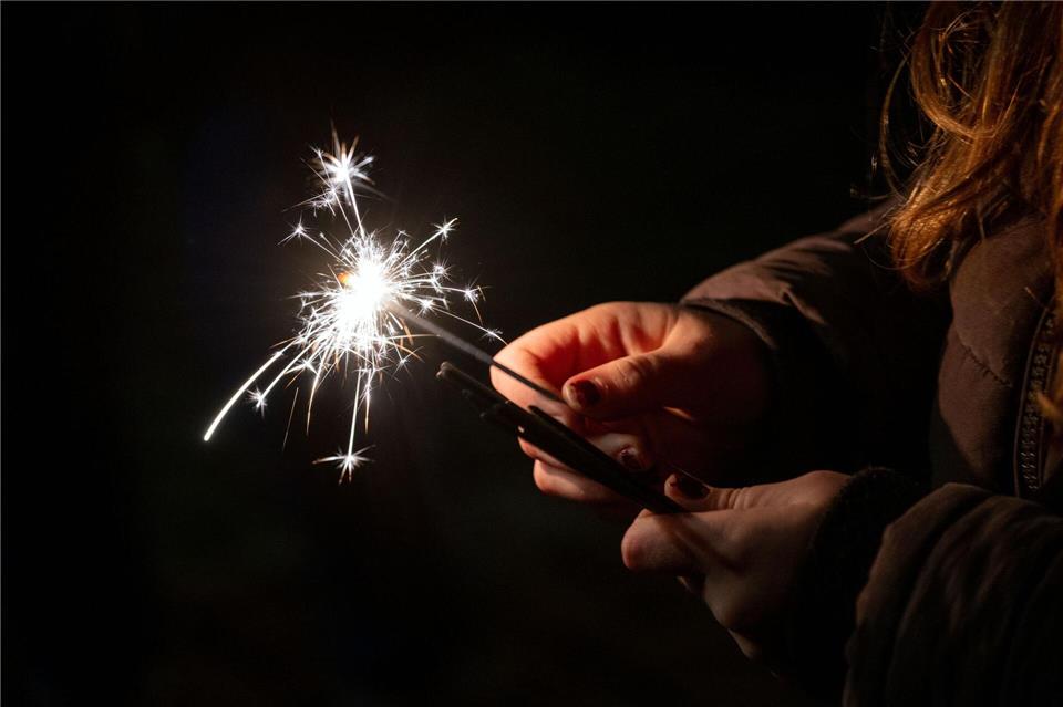 Wunderkerzen und Tischfeuerwerk bergen weniger Risiko als so mancher Böller. (Archivbild)Pia Bayer/dpa