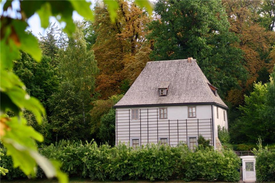 Wurde 1776 Goethes erster eigener Wohnsitz in Weimar: das Weinberghaus an der Ilm, auch Goethes Gartenhaus genannt.Daniela David/dpa-tmn