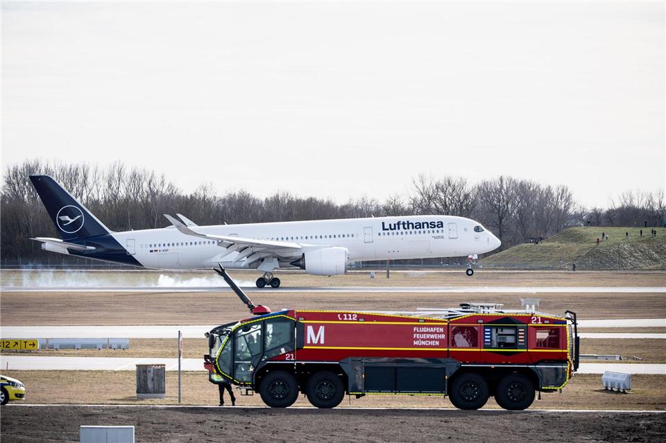 Wurde die Flughafenfeuerwehr nicht alarmiert? (Symbolbild)Matthias Balk/dpa
