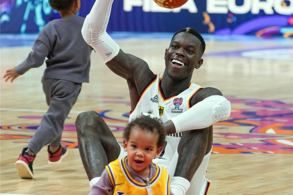Wurde erneut Vater: Dennis Schröder mit seinen ersten beiden Kindern auf dem Spielfeld.