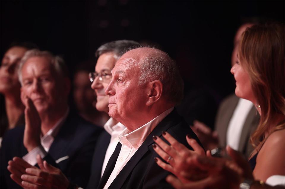Wurde für sein Lebenswerk geehrt: Uli Hoeneß (M.) beim „Sport Bild Award“.  Christian Charisius/dpa