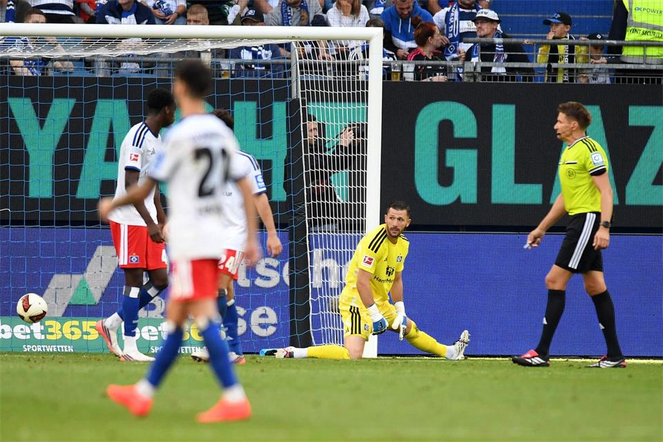 Wurde gegen Mainz 05 oft im Stich gelassen: HSV-Torwart Daniel Heuer Fernandes (2.v.r.) Daniel Bockwoldt/dpa