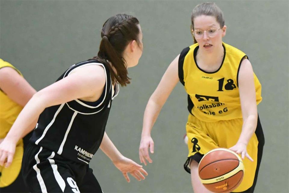 Wurde mit Eintracht Erle der Favoritenrolle in Duisburg gerecht: Katharina Schulte-Kellinghaus (rechts).