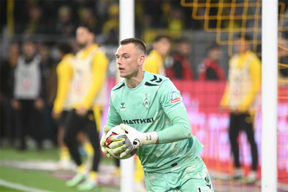 Wurde nach starken Paraden in Dortmund zum Spieler des Spiels gewählt: Torwart Karl Hein.Bernd Thissen/dpa