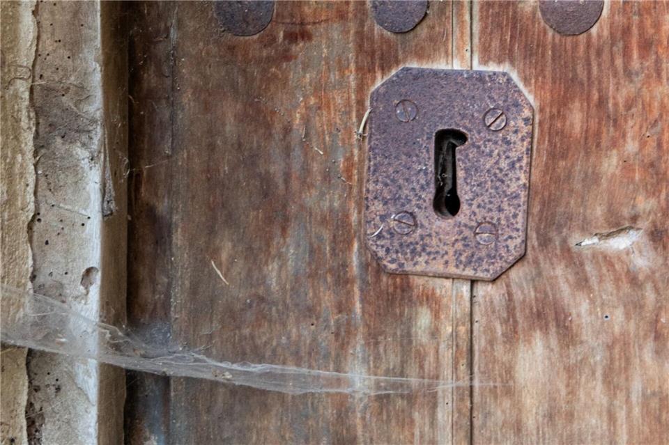 Wurde schon länger nicht mehr geöffnet: Spinnweben an einer Tür im Geisterdorf San Vicente de Munilla.Andreas Drouve/dpa-tmn