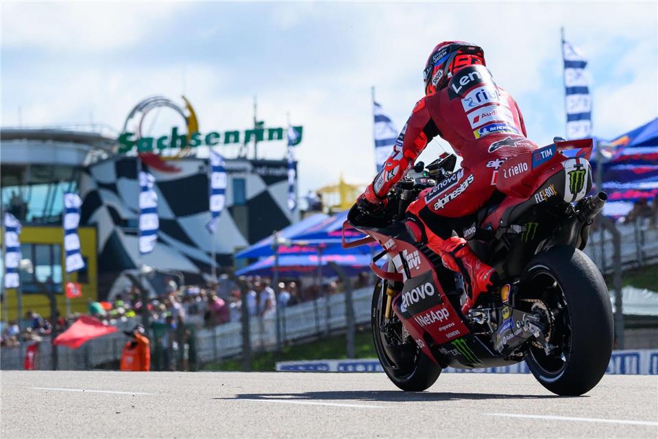 Wurde seiner Favoritenrolle gerecht: Sachsenring-Spezialist Marc Márquez.Robert Michael/dpa