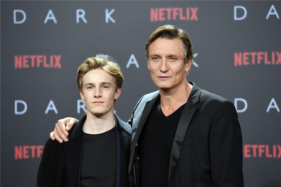 Wurden dank der außergewöhnlichen deutschen Netflix-Serie „Dark“ zu Weltstars: die Schauspieler Louis Hofmann (links) und Oliver Masucci. (Archivbild)Maurizio Gambarini/dpa