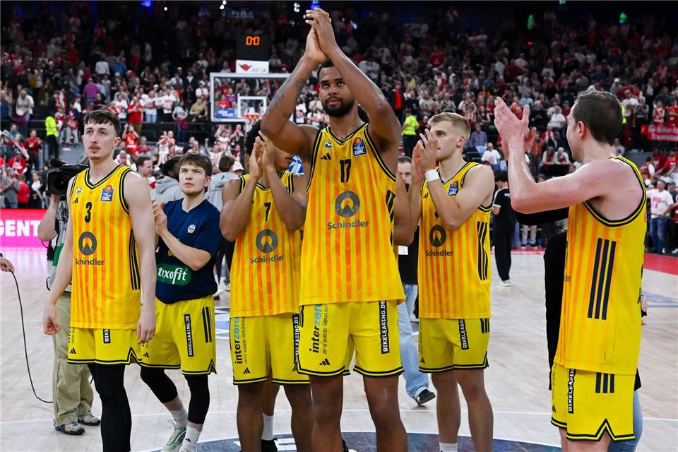 Wurden für eine mutige Vorstellung nicht belohnt: Albas Basketballer nach Finalspiel Nummer eins.Sven Hoppe/dpa