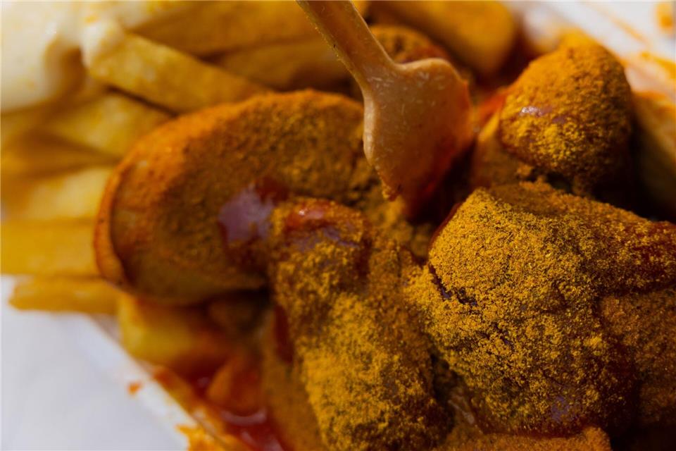 Wurst, Tomatensauce, englisches Curry: In „Peter Pomm’s Pusztetten-Stube“ wird Currywurst immer noch genauso zubereitet wie vor fast 90 Jahren.Rolf Vennenbernd/dpa