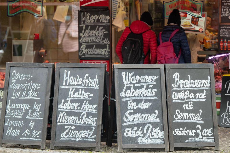 Wurst und Fleisch sind nur ein Teil des Angebotes, es gibt neben anderen Lebensmitteln auch Blumen und Kunsthandwerk. (Archivbild)Peter Kneffel/dpa