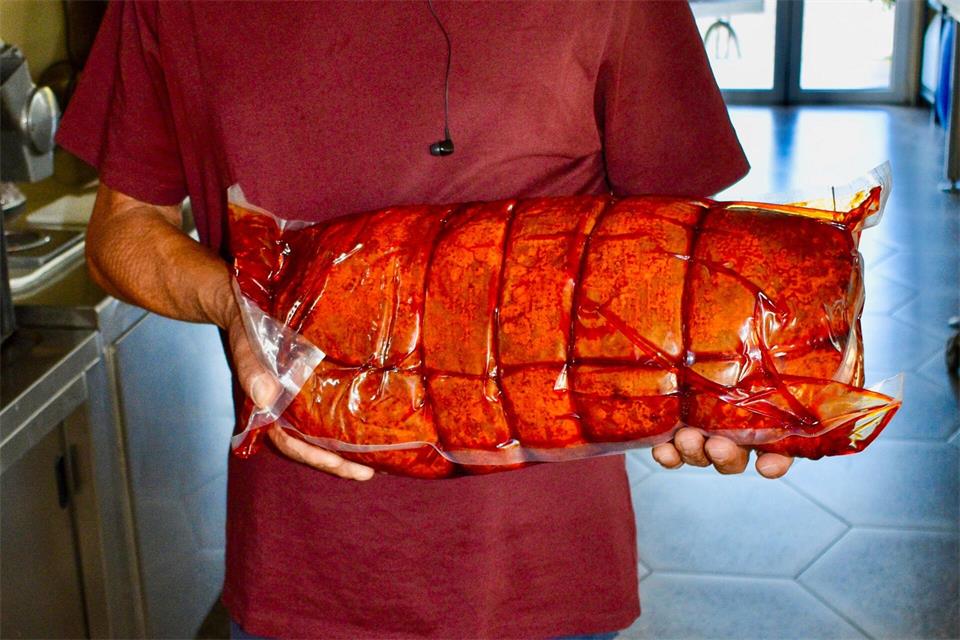 Wurstfabrikant Francesco Fiamingo hält eine 10 Kilo schwere Nduja in den Händen. Als normaler Verbraucher bekommt man sie eher im Naturdarm verpackt oder im Gläschen abgefüllt zwischen 180 g bis 400 g. Ute Müller/dpa-tmn