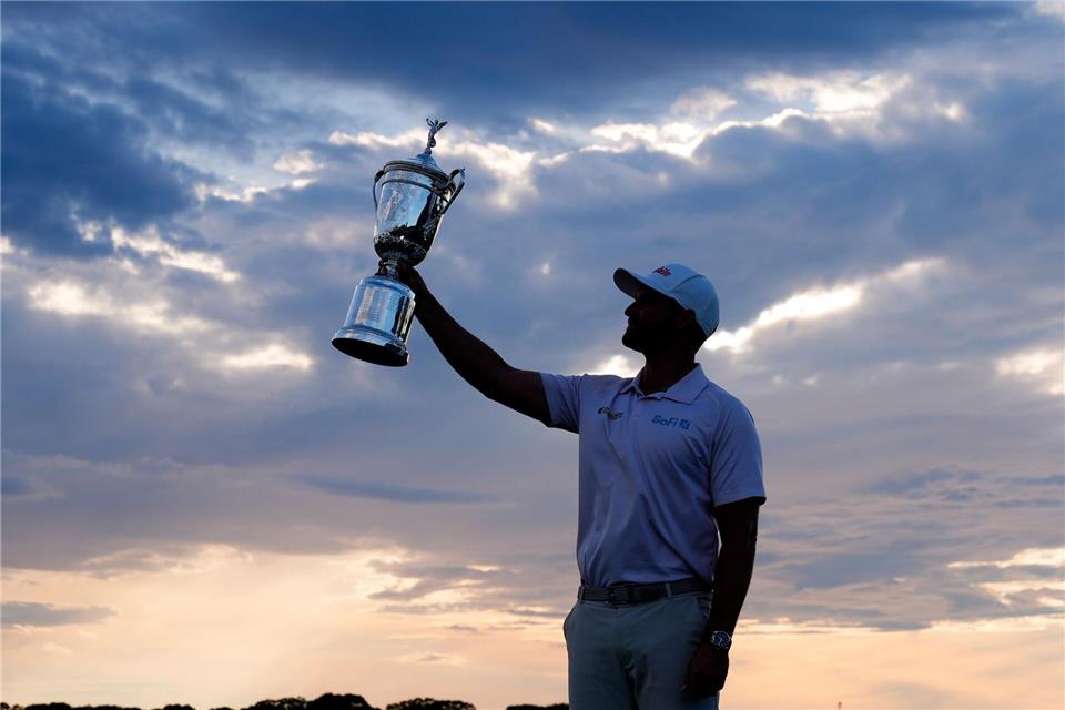 Wyndham Clark präsentiert stolz die Trophäe. Seth Wenig/AP/dpa