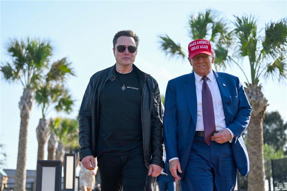 X-Inhaber und Tesla-Chef Elon Musk hat sich immer näher an den designierten US-Präsidenten Donald Trump herangearbeitet und ist inzwischen enger Berater Trumps. (Archivbild)Brandon Bell/Pool Getty Images North America/AP/dpa