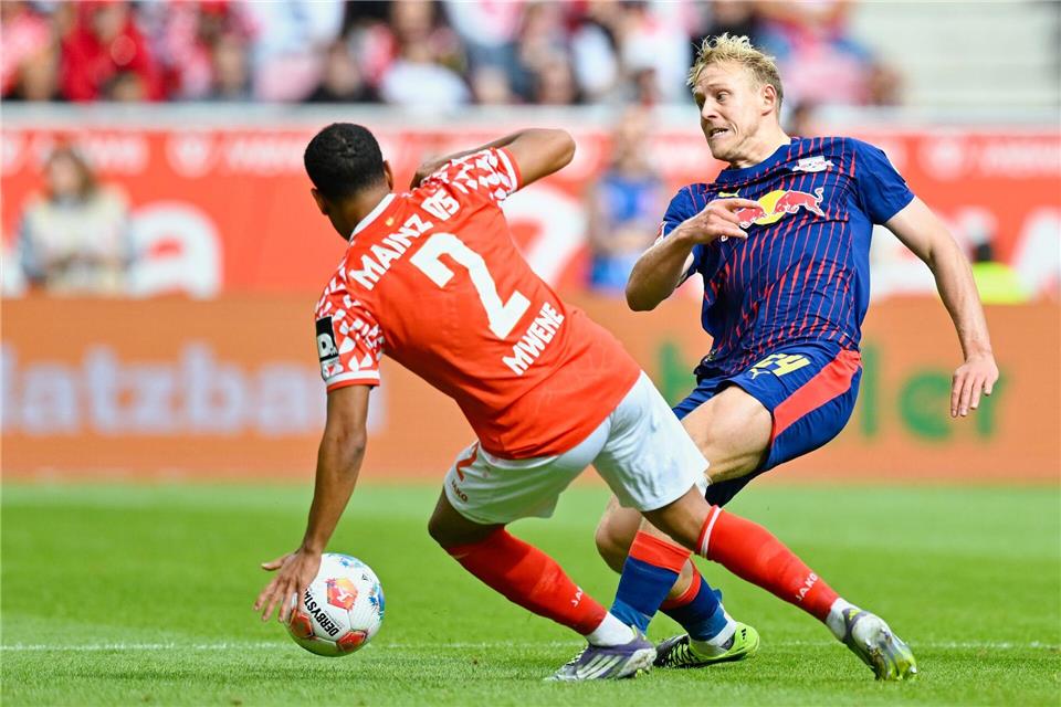 Xaver Schlager musste beim Sieg von RB Leipzig in Mainz verletzt vom Platz.Uwe Anspach/dpa