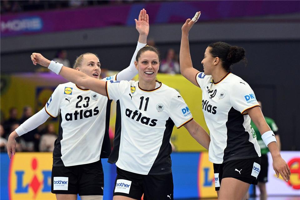 Xenia Smits (m) gehört zu den Führungsspielerinnen im DHB-Team.Federico Gambarini/dpa