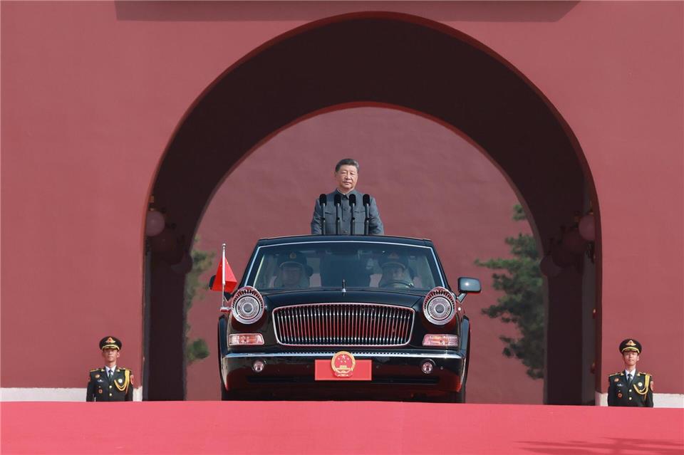 China protzt mit Waffenschau - Xi im Bund mit Putin und Kim Xi hatte vor der Waffenschau in Peking friedliche Absichten seiner Armee betont. Wang Ye/XinHua/AP/dpa