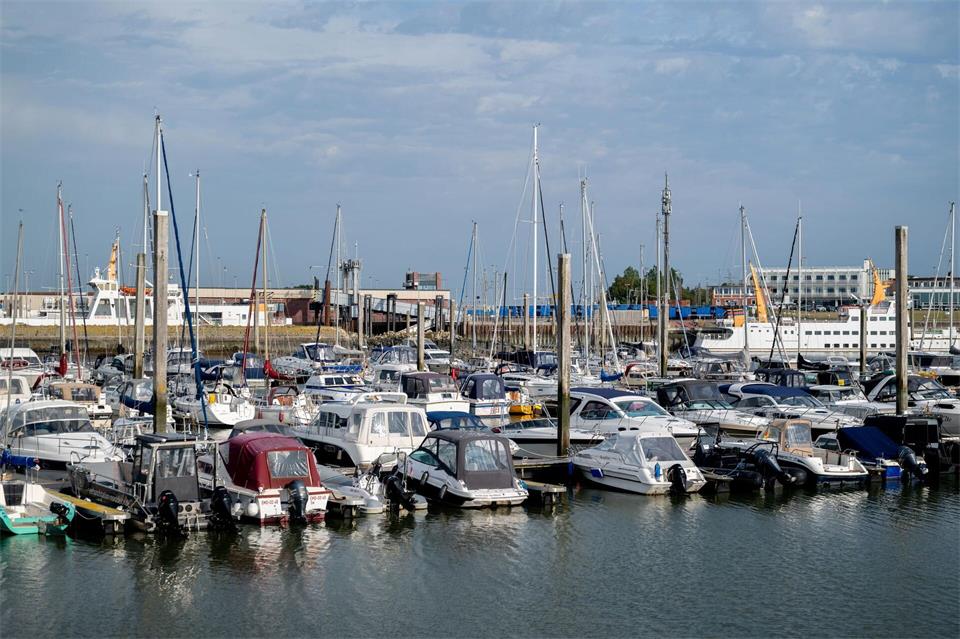 Yachthafen in Norddeich: Im ersten Halbjahr sank die Zahl der Übernachtungen von Touristen in Niedersachsen leicht. (Symbolbild)Hauke-Christian Dittrich/dpa